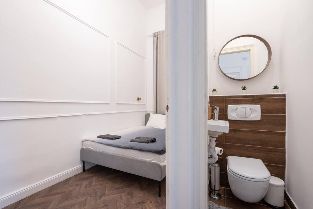 Stylish Apartment In The City Center Budapest Luaran gambar