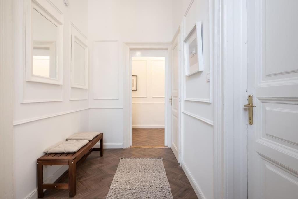 Stylish Apartment In The City Center Budapest Luaran gambar